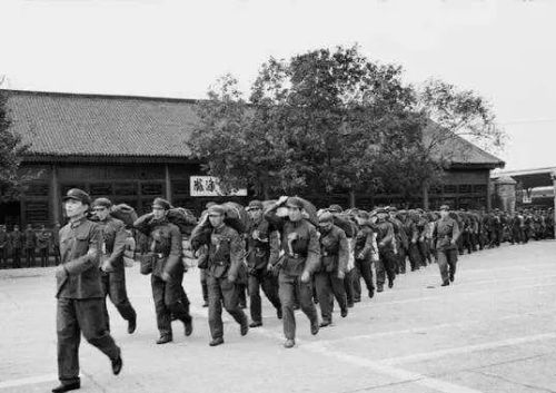 当年在部队，连队干部每年都有接兵和送兵任务，冰火两重天