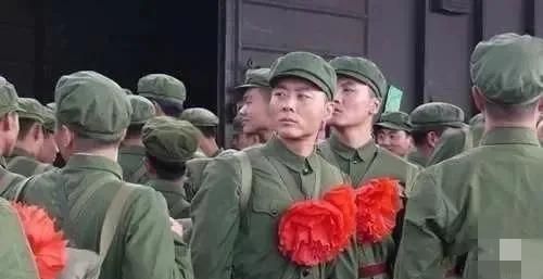 当年在部队，连队干部每年都有接兵和送兵任务，冰火两重天