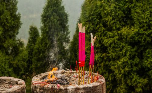 清明节:传统与现代,山火与香火