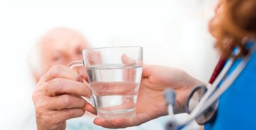 多喝水到底是护肾还是伤肾？肾病患者每天应该喝多少水？