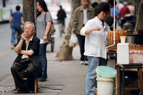 退休后，还在继续打工的老人，有这4个顾虑，越老越难