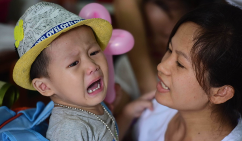 孩子在幼儿园被打，妈妈教他打回去后果更严重，这样做更有效