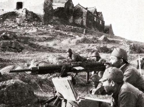 八路突围失败被鬼子包围，此时队伍中站出了一个拿机枪的日本兵
