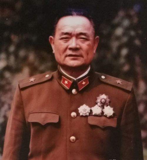 他是高敬亭的警卫员，被粟裕连升四级，1988年授上将，活了103岁