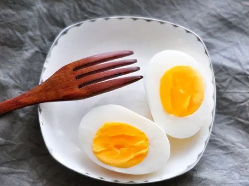 中老年人吃鸡蛋，胆固醇会升高？提醒：真正不能吃的或是5种食物