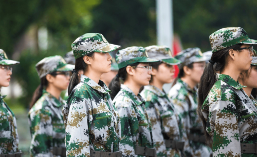 玩“又当又立”那套？雨天校领导讲话学生起哄，还当00后好忽悠呢