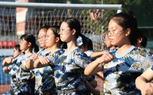 玩“又当又立”那套？雨天校领导讲话学生起哄，还当00后好忽悠呢