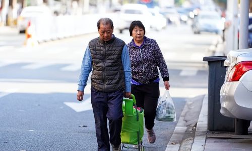 医生退休的我，回到农村老家养老，三个月后不得不狼狈而逃