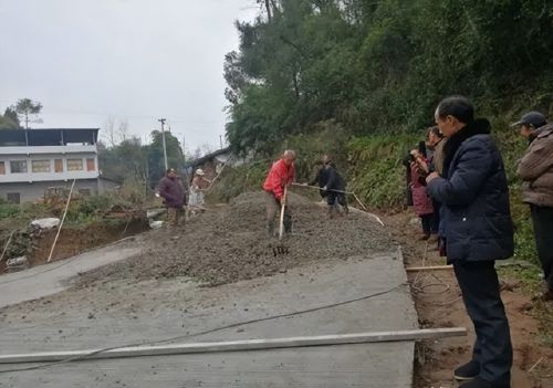 村上集资修桥，他就是不出钱，雪天走到桥中退回，做法让大家赞赏