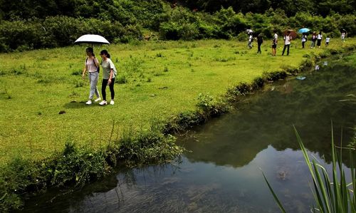 30年前的一场师生恋，英语老师丢了工作，多年后，女同学说出实情