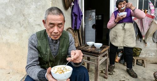 老家80岁的姑父出意外成了植物人，博士儿子的做法，乡亲们难理解