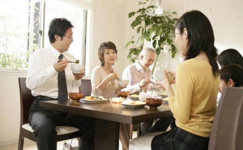 老家80岁的姑父出意外成了植物人，博士儿子的做法，乡亲们难理解