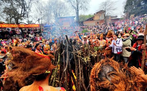 “东方狂欢节”云南彝族阿细人古老奇特的祭火节