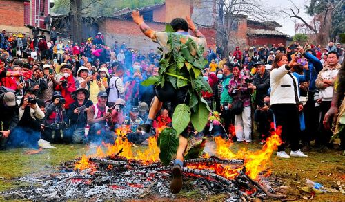 “东方狂欢节”云南彝族阿细人古老奇特的祭火节