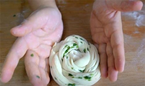 农家香葱花卷，掌握1个技巧，出层多、葱花翠绿不变色，越嚼越香
