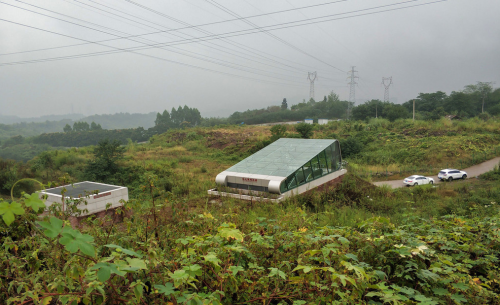 重庆再现最荒凉的地铁站，荒郊野岭杂草丛生，浪费还是超前规划