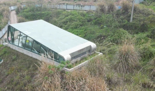 重庆再现最荒凉的地铁站，荒郊野岭杂草丛生，浪费还是超前规划