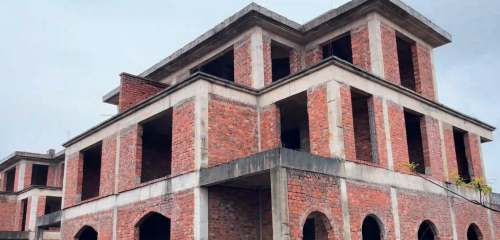 广西梧州发现几十栋烂尾别墅，建在5层楼顶之上，荒废9年令人惋惜