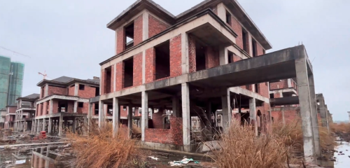 广西梧州发现几十栋烂尾别墅，建在5层楼顶之上，荒废9年令人惋惜