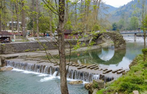 四川大山之中偶遇一个法式风情小镇，像是童话世界一般，意外惊喜