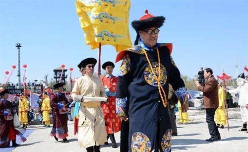 乾隆七世孙恒绍：穿龙袍祭祖，戴价值3亿的“帝王”扳指