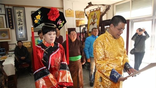 乾隆七世孙恒绍：穿龙袍祭祖，戴价值3亿的“帝王”扳指