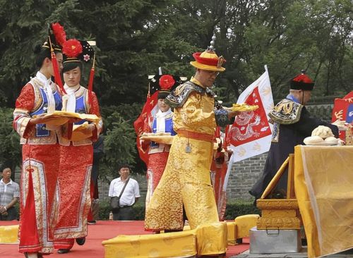 乾隆七世孙恒绍：穿龙袍祭祖，戴价值3亿的“帝王”扳指