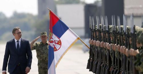 塞尔维亚总统武契奇在武器展上向匈牙利总理展示从中国购买的武器