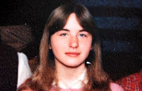 奥地利18岁少女失踪,24年后警方打开她家地下室,发现她已成7娃妈