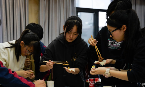 考察冲动性特征与个体暴食行为的关系，为后续干预提供科学指导