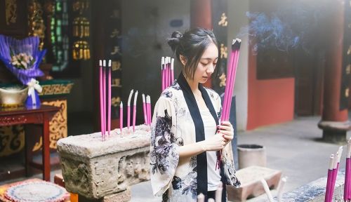 年轻人去寺庙求神拜佛，未必就是躲避现实