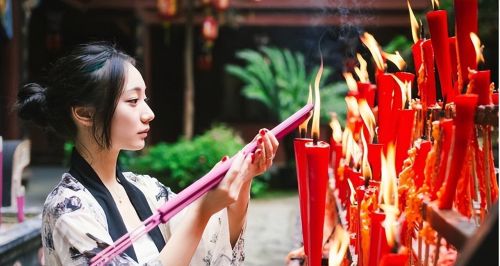 年轻人去寺庙求神拜佛，未必就是躲避现实