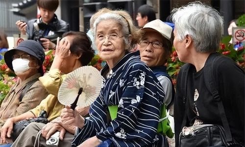 日本老翁将瘫痪妻子连同轮椅推向大海：连着照顾了39年，真的累了