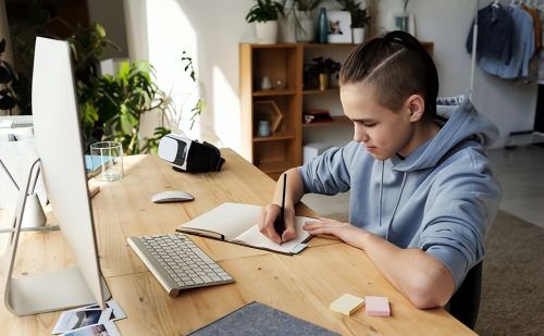 学习Web前端，是应该自学，还是参加培训班？