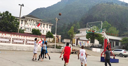 贵州贵定：“高铁村”的这场“山桐子杯”篮球赛有点意思