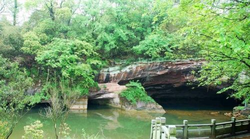 1992年浙江村民抽干水潭，发现千年宫殿，已成为4A级旅游风景区