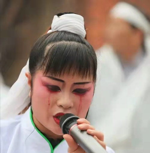 河南“哭灵人”武会霞：每年哭70场磕头上万次，每场赚700元左右