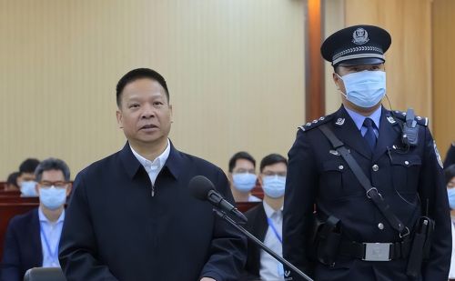 敛财40亿逃亡17年，“狠人”许超凡为得绿卡，老婆给洋人生3个娃