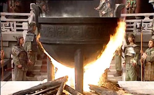 武汉“铁锅炖自己”惹争议，老人烧柴火被封炕，这里却烧来泡澡