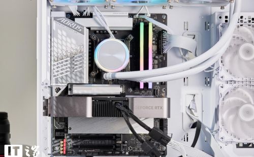 技嘉雪雕 Z790 AORUS ELITE AX-W 主板图赏：银白装甲如雪