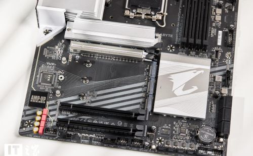 技嘉雪雕 Z790 AORUS ELITE AX-W 主板图赏：银白装甲如雪