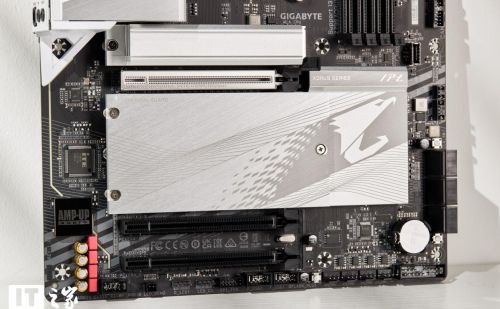 技嘉雪雕 Z790 AORUS ELITE AX-W 主板图赏：银白装甲如雪