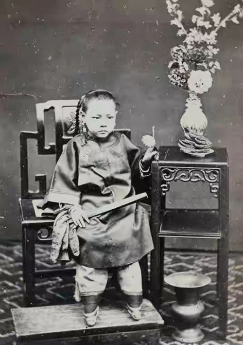100年前清朝上色老照片，告诉你中国古代三寸金莲的真实样貌。