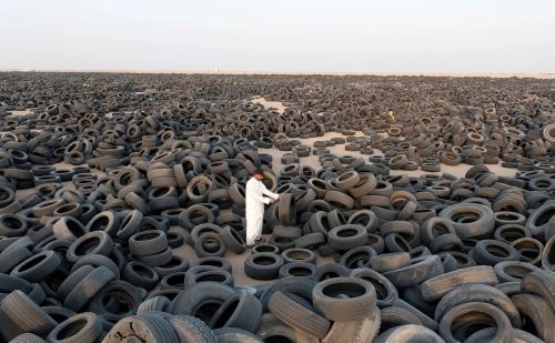 世界最大“轮胎坟场”：700万条废旧轮胎没人管，引发三次火灾