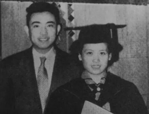 “豪门贵婿”穆旦:含冤去世25年后，终于安息在妻子的怀抱