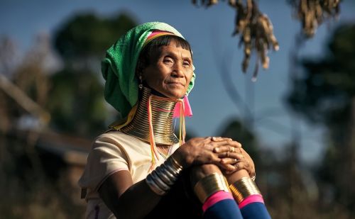 缅甸长颈族女人，一生只有三次机会拿下铜环：结婚、生子、死亡