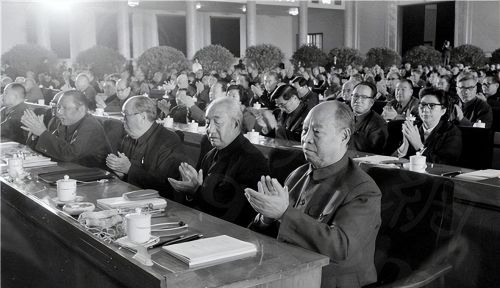 1978年，邓公决定为彭老总平反，华国锋对邓公提出质疑，为何？