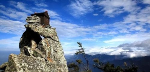 西安山顶上的“千斤铁庙”，屹立百年不倒，四周都是悬崖绝壁！