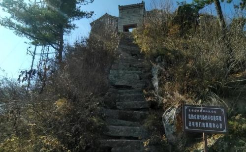 西安山顶上的“千斤铁庙”，屹立百年不倒，四周都是悬崖绝壁！