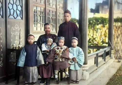 清末上色老照片：落魄乞丐躺在地上晒太阳，胖宫女在宫里干杂活